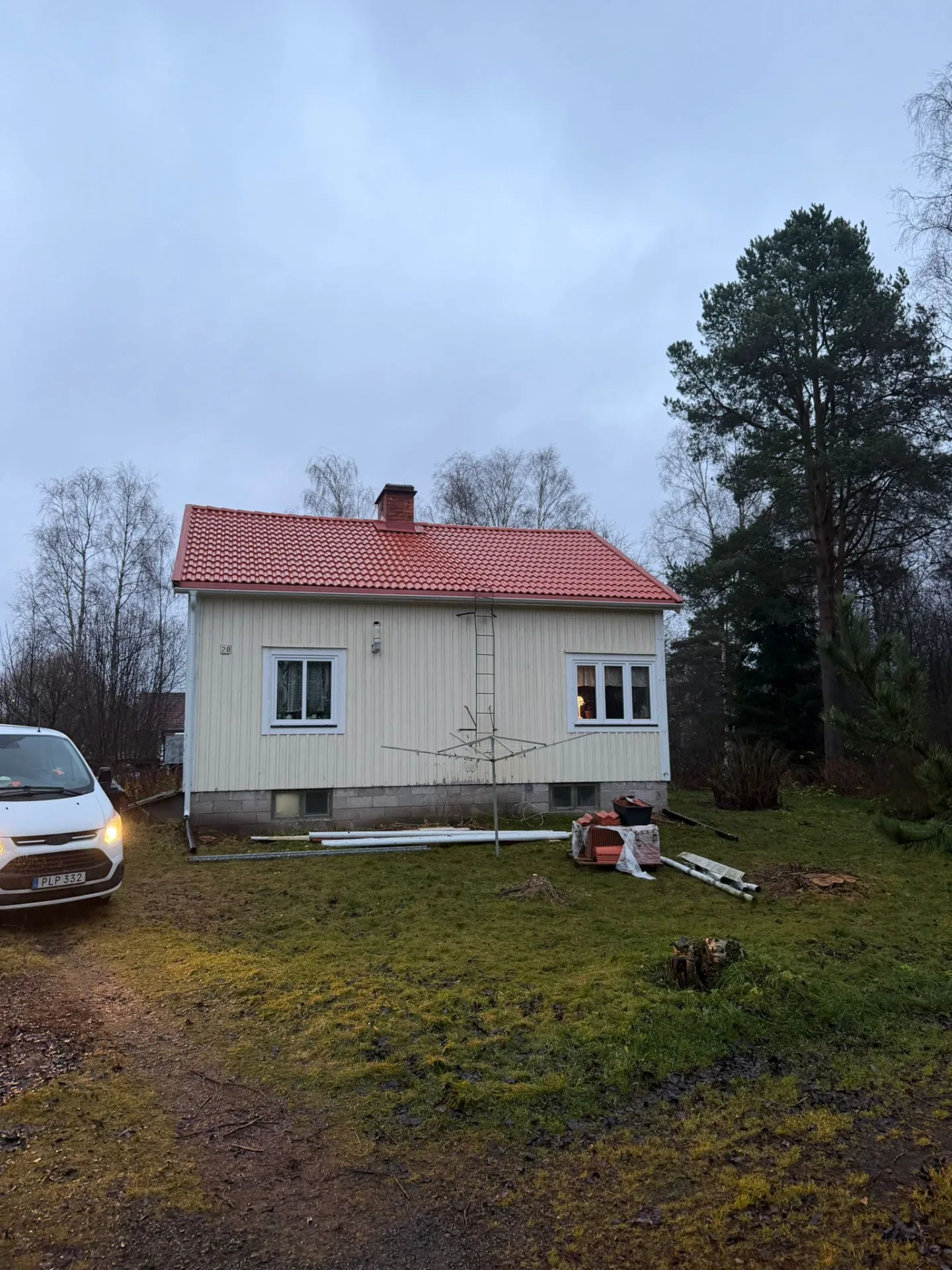 Färdigt takbyte med nytt rött tak på villa i Dalarna