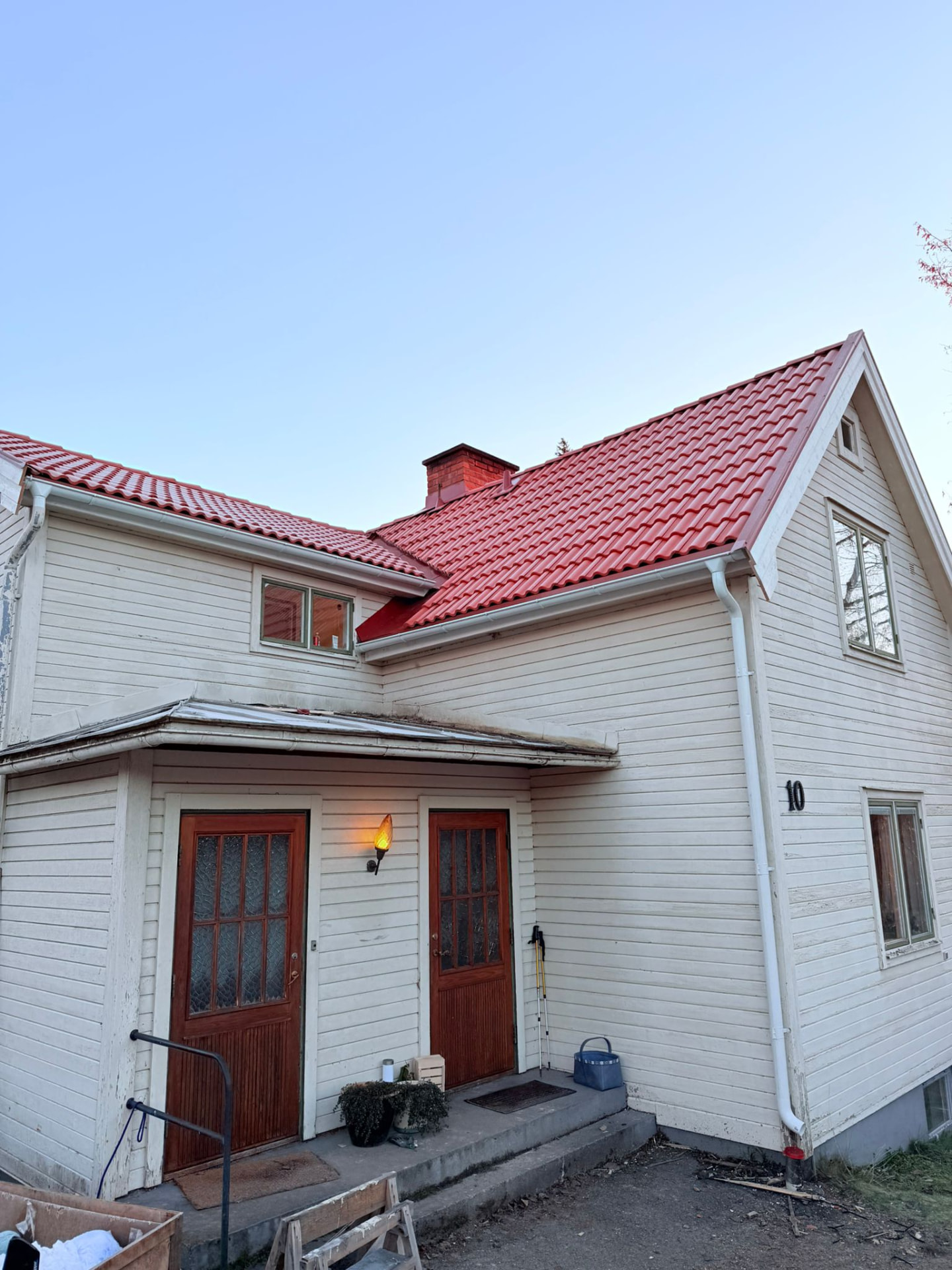 Renoverad fasad på vit villa – Falun