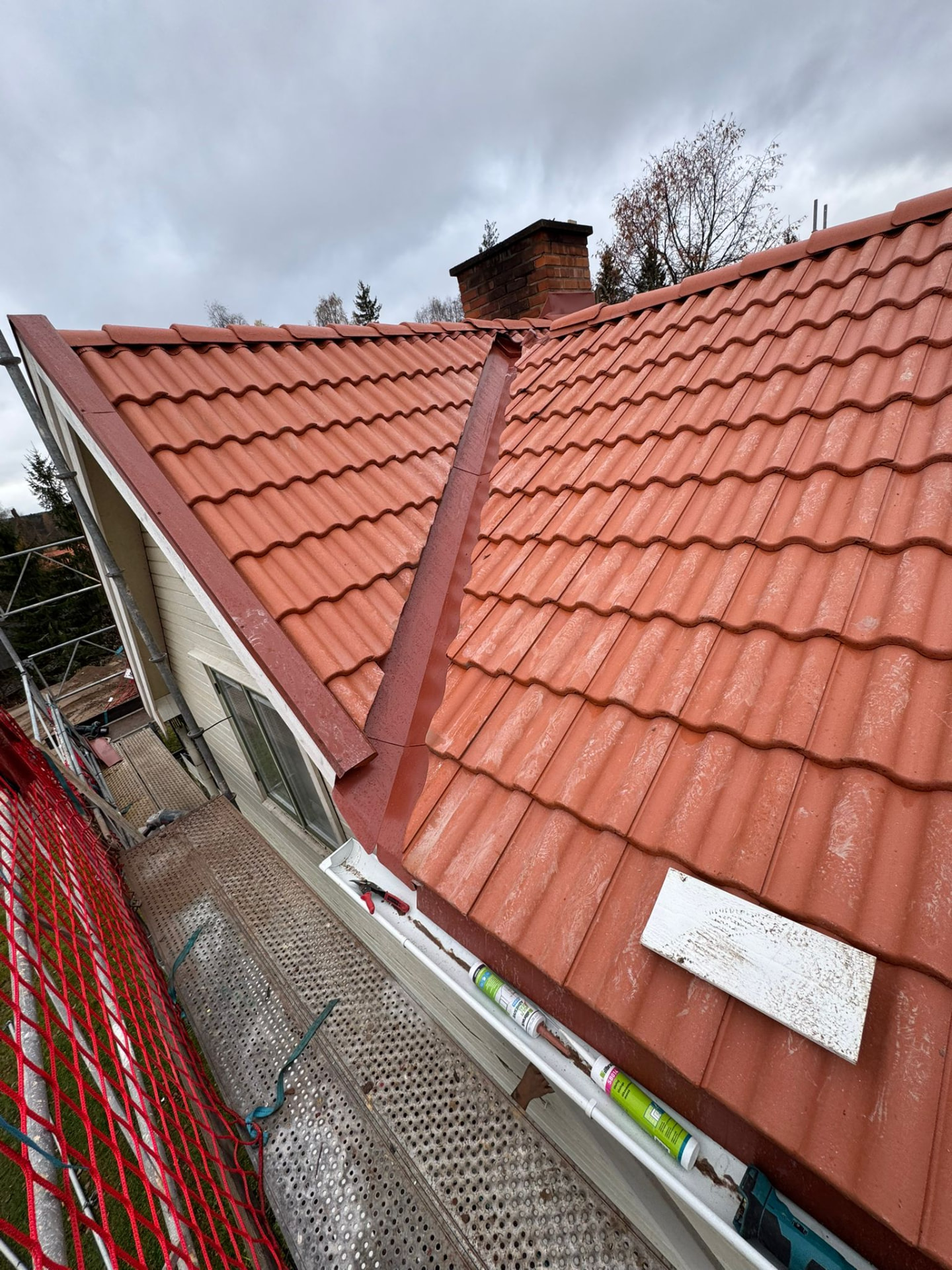VP Bygg – färdigt takbyte med nytt rött tak
