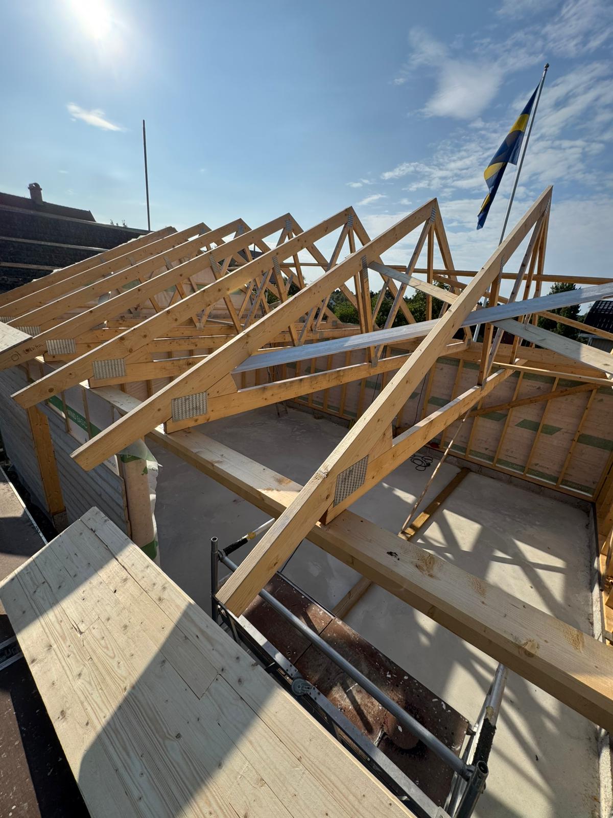 Nya takstolar monterade på tillbyggnad